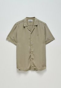 Camisa de manga corta con botones en tejido de color verde oliva claro, con cuello tipo solapa, botones en el frente y un dobladillo curvado.