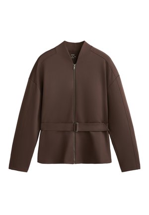 Jachetă maro cu guler în picioare, fermoar frontal și talie cu curea. Fabricată dintr-un material neted, cu umeri căzuți și mâneci lungi. Design minimalist.