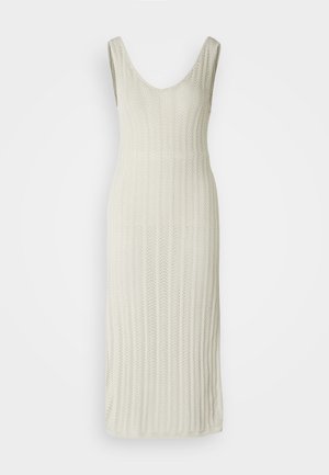 Abito lavorato a maglia in bianco sporco, caratterizzato da scollatura a girocollo, design senza maniche e texture a righe verticali. Arriva sotto il ginocchio.