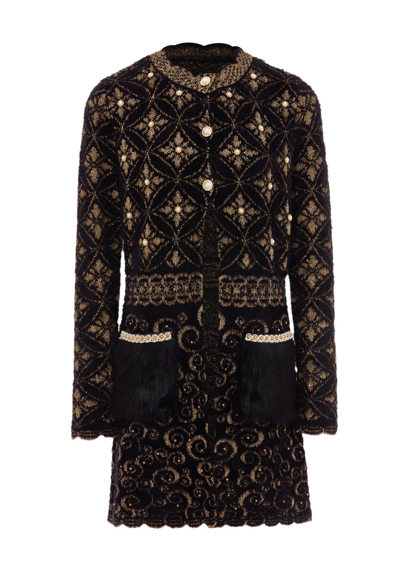 Vestido cardigan de patrón negro y dorado con un cuello redondo, tres botones, dos bolsillos con acentos de piel y un adorno ornamentado a lo largo do do borde.