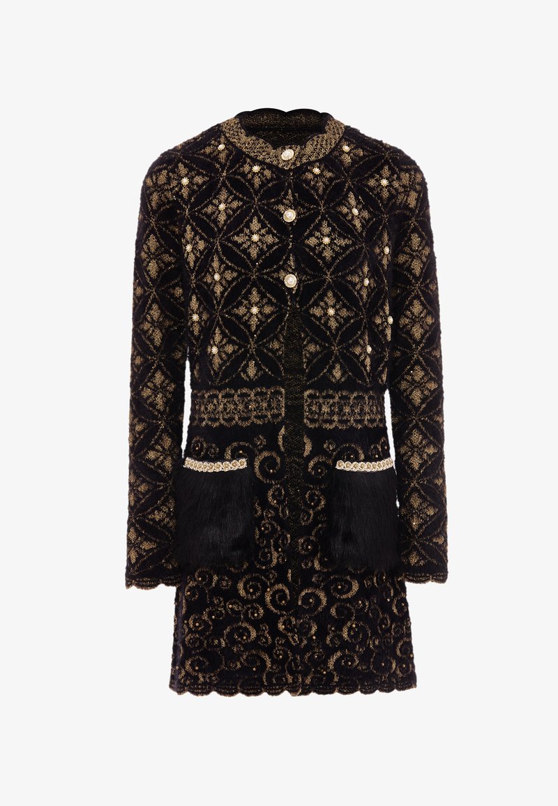 Juodas ir auksinis raštuotas kardiganas su apvaliu kaklu, trimis mygtukais, dviem pūkinių akcentų kišenėmis ir puošniu apvadu palei apačią.