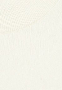 Gestrickter cremiger Pullover mit einem gerippten Rundhalsausschnitt. Weiche Textur und einheitliches Muster ohne sichtbare Nähte oder Verzierungen.