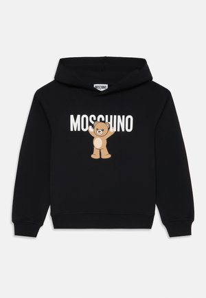 Sudadera negra con diseño de un oso de dibujos animados con los brazos levantados y la palabra "MOSCHINO" impresa en blanco. Fabricada en tela suave con un corte relajado.