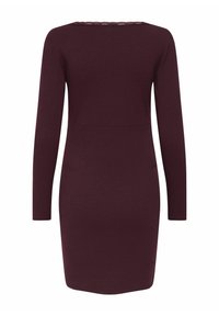 Robe bordeaux côtelée avec des manches longues et un col rond. Elle présente un tissu texturé et une silhouette ajustée, se rétrécissant vers l'ourlet.