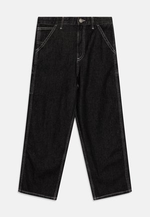 Jean noir à jambes larges avec coutures blanches, poches avant, fermeture par bouton et passants de ceinture, affiché à plat sur fond blanc.