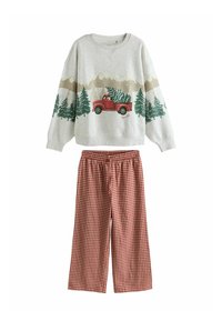 Hanorac gri cu un camion vintage roșu și copaci, asociat cu pantaloni de pijama cu carouri roșii și albe, având talie elastică.