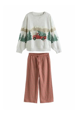 Grå sweatshirt med en rød vintage lastbil og træer, parret med rød og hvid gingham pyjamabukser med elastisk talje.