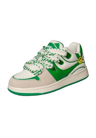 Sneaker verde e bianco con tomaia in suede e pelle, lacci rotondi testurizzati e accento giallo sul logo. Suola piatta con finiture verdi.