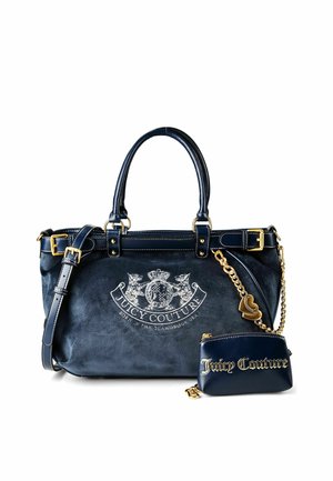 Marineblaue Juicy Couture Handtasche mit goldener Kette und Herzanhänger, mit Logo-Stickerei und passender kleines Täschchen mit goldfarbenem Logo-Schriftzug.
