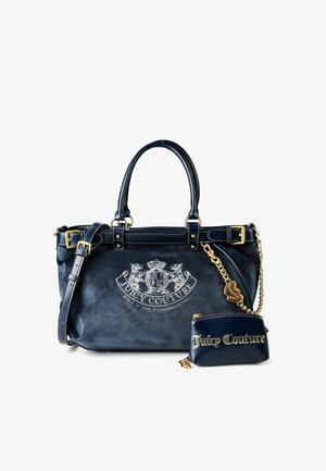Marineblauwe Juicy Couture-handtas met gouden ketting en hartvormige hanger, voorzien van logo-borduursel en bijpassend klein tasje met gouden logotekst.