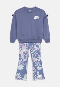 Completo Nike per bambini composto da due pezzi, con pantaloni a fiori lavanda e felpa viola abbinata con loghi Nike.