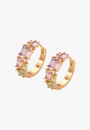 Goldfarbene Creolen mit rechteckigen und rund geschliffenen pastellfarbenen Steinen in Rosa, Lila und Grün sowie dekorativen Metallakzenten.
