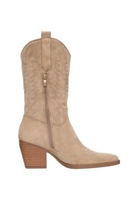 Botas de vaquero de ante beige con punta afilada, cremallera lateral y detalle de costura texturizada. Cuenta con un tacón de madera apilada.