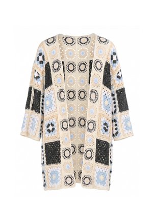 Lang beige hæklecardigan med blå, sorte og hvide firkantede mønstre og åben front.