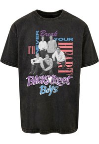 Černé bavlněné tričko s grafickým potiskem pěti sedících postav s textem "Nikdy ti nezlomím srdce" a "Backstreet Boys" v výrazných barvách.