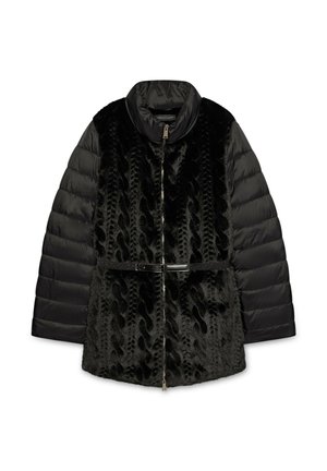 Zwarte jas met gequiltte mouwen, faux fur textuur aan de voorkant, hoge kraag, volledige rits en een slanke riem in de taille.