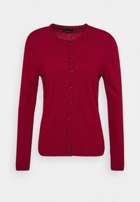Cardigan rosso realizzato in morbido tessuto a maglia, con scollatura rotonda, maniche lunghe e chiusura con bottoni abbinati.
