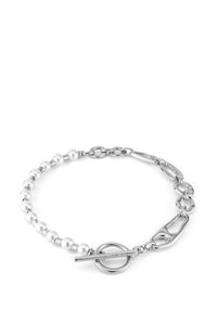 Pulsera de plata que presenta eslabones de cadena alternos y perlas blancas, con un cierre de tipo toggle sobre un fondo blanco.