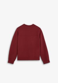 Sudadera burdeos de manga larga, cuello redondo y puños de canalé. Textura suave con una costura horizontal de contraste en la parte posterior.