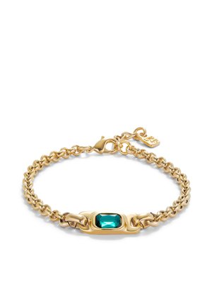 Pulsera de cadena de oro con una piedra preciosa verde rectangular en el centro y cierre de langosta con una pequeña etiqueta de marca.