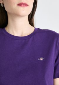 GANT SHIELD - T-shirt basic - pansy purple