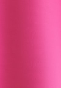 Tessuto fucsia con una consistenza liscia e una superficie uniforme. Mostra un colore ricco e vibrante con leggere variazioni di tonalità.