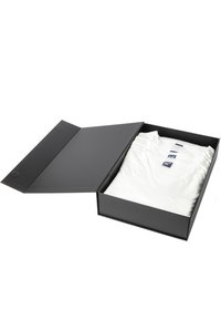 Witte V-hals t-shirts netjes gestapeld in een zwarte rechthoekige doos met een scharnierende deksel, met een uitstraling van soepel stof en strakke lijnen.