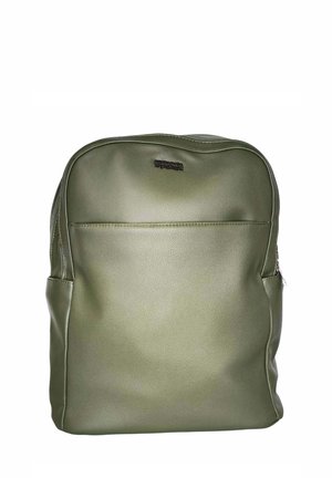 Zaino verde oliva realizzato in pelle sintetica testurizzata. Presenta una tasca frontale con zip e bordi arrotondati per un design compatto.
