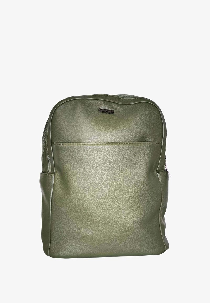 Zaino verde oliva realizzato in pelle sintetica testurizzata. Presenta una tasca frontale con zip e bordi arrotondati per un design compatto.