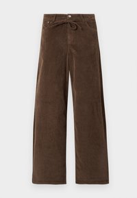 Pantalon large en velours côtelé marron avec ceinture nouée à la taille, poches avant et fermeture par bouton à la taille.