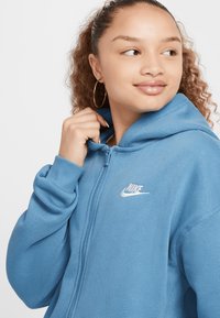 Nike Sportswear CLUB UNISEX - Majica s kapuljačom - aegean storm
