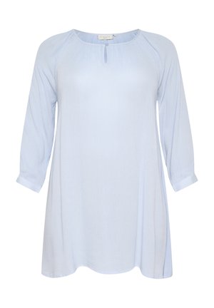 Top azzurro chiaro a maniche lunghe con scollatura a barchetta, con una sottile texture e dettaglio di bottone. Vestibilità comoda con orlo arrotondato.