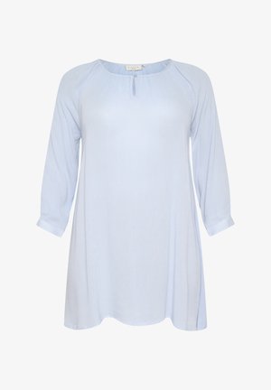 Top azul claro de manga larga con escote redondeado, textura sutil y detalle de botones. Corte relajado con dobladillo redondeado.