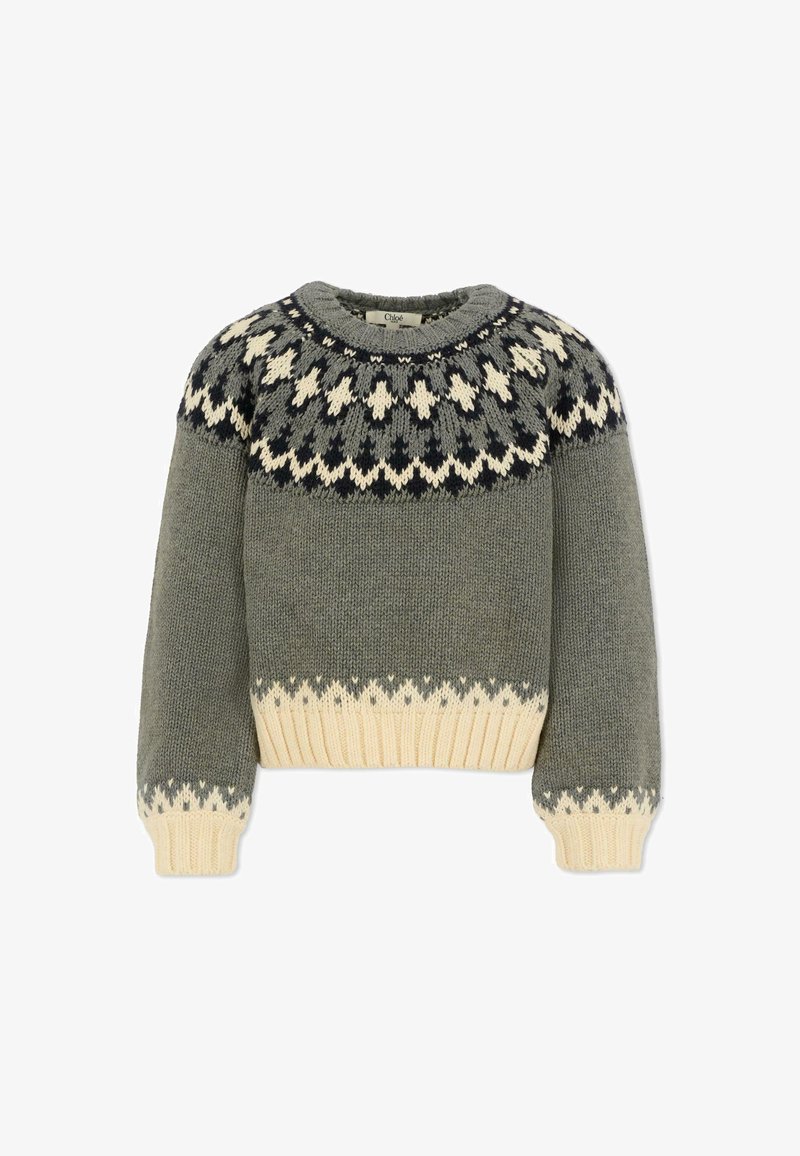 Szary sweter dzianinowy z okrągłym dekoltem i wzorzystą wstawką w granatowym i kremowym kolorze. Posiada ściągacze przy mankietach i u dołu, krótki krój oraz fakturowane wykończenie.