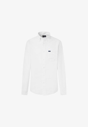 Camicia bianca con maniche lunghe, colletto e una singola tasca sul petto. Realizzata in un tessuto liscio senza motivi o accenti visibili.