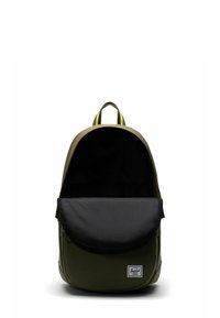 Sac à dos vert avec un dessus arrondi, un rabat noir et une poignée rayée jaune. Présente un intérieur texturé et un marquage minimaliste.