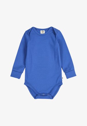 Blå babybodystocking med lange ærmer, kuvertudskæring ved halsen og trykknapper i bunden, lavet af blødt stof.