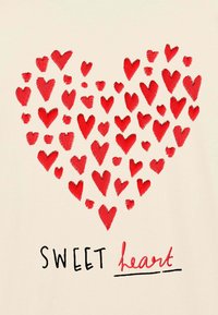 Raudoni širdelės įvairių dydžių suformuoja širdies formą šviesiai smėlio spalvos fone, o apačioje yra tekstas "SWEET" juoda spalva ir "heart" raudona spalva.