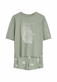 Zielony zestaw odzieży domowej z bawełny, zawierający krótki rękaw z grafiką liścia i napisem oraz dopasowane szorty z wzorem liści.