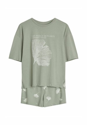 Zielony zestaw odzieży domowej z bawełny, zawierający krótki rękaw z grafiką liścia i napisem oraz dopasowane szorty z wzorem liści.