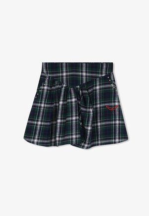 Falda plisada de cuadros en verde, azul marino y blanco, con cintura ancha, pequeñas tachuelas doradas en los lados y detalle bordado en rojo con forma de ala en la parte frontal derecha.
