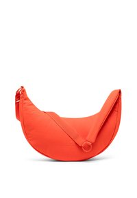 Borsa a tracolla a mezzaluna di colore arancione brillante con tracolla imbottita regolabile e logo discreto sul davanti, su sfondo bianco semplice.