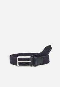 Ceinture tressée marine avec des accents en cuir, boucle rectangulaire en argent et design texturé. Matériau flexible offrant un ajustement réglable.