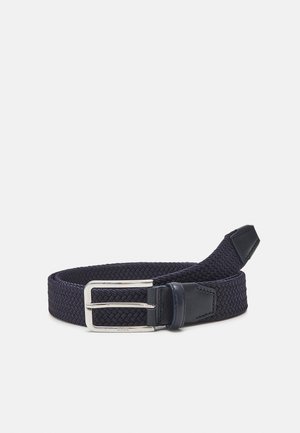 Ceinture tressée marine avec des accents en cuir, boucle rectangulaire en argent et design texturé. Matériau flexible offrant un ajustement réglable.