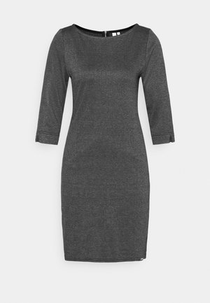 Mørkegrå kåbekjole med et tekstureret hundetandsmønster, trekvartærmer, rund halsudskæring og lynlås i ryggen.