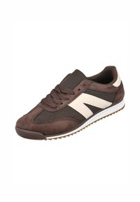 Zapatilla de ante marrón y malla con diseño de cordones, acentos blancos y suela texturizada. Cuenta con un collarín acolchado y material transpirable.