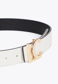 Biely kožený opasok s čiernym vnútrom, vybavený zlatou kovovou sponou "LC". Obsahuje otvory na nastavenie pozície opaska.