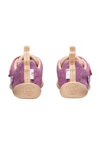 Scarpe da bambini viola con tessuto texturizzato, accenti beige e suola in gomma. Presentano un piccolo passante sul retro per una facile calzata e un dettaglio con logo.