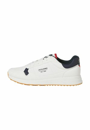 Weißer Jack & Jones Sneaker mit Gummisohle, navyblauer Ferse und Logodetails sowie rotem Akzent nahe dem Knöchelkragen.