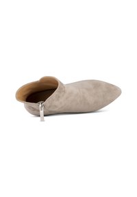 Stivale alla caviglia beige con punta affilata, realizzato in un morbido materiale simile alla suede, dotato di una cerniera laterale e di una foderatura interna liscia.